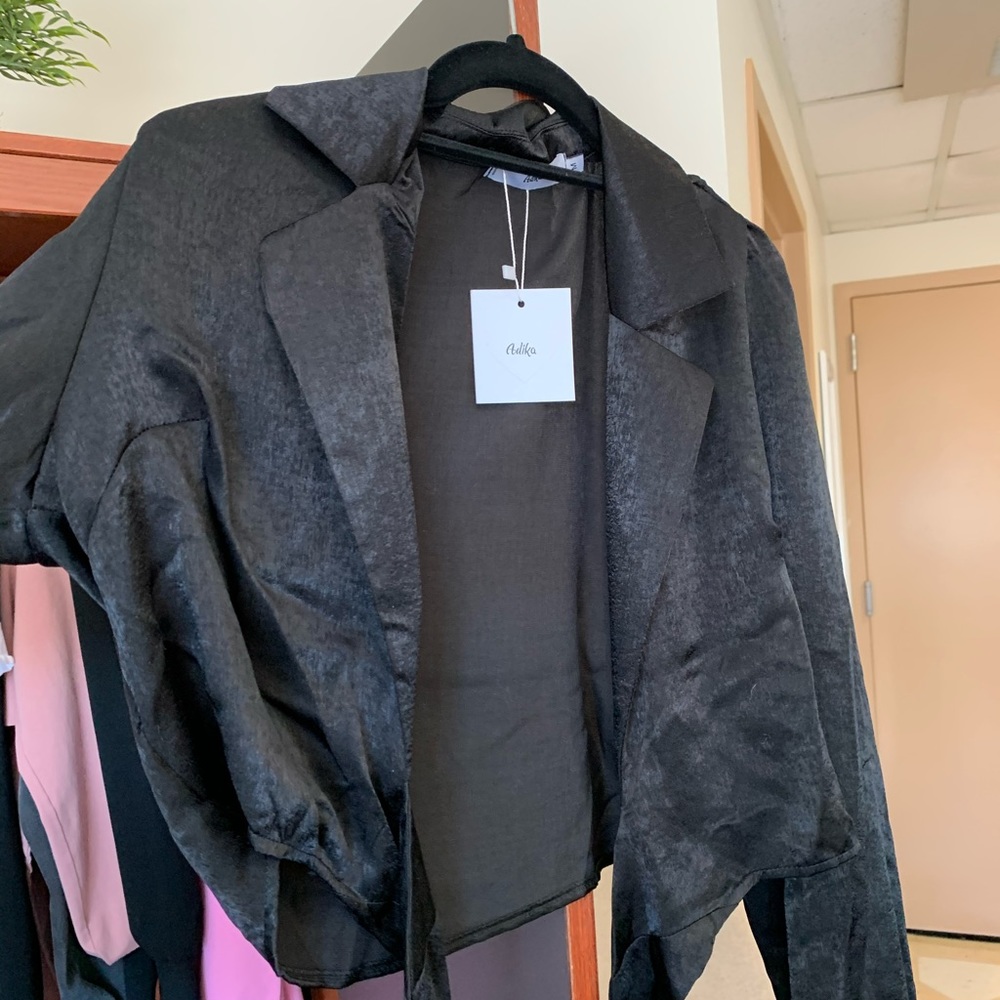 Crop black tie / knot top